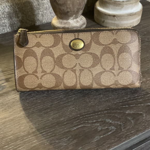 Authentic  Signature Coach Wallet NWOT - Picture 4 of 10